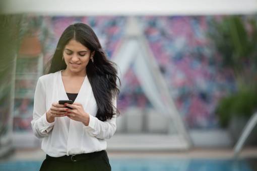 participacion mujer sosteniendo teléfono smartphone pantalla táctil dispositivo persona