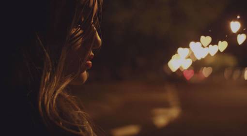 lapiz labial mujer noche bokeh corazones amor romantico labios rojos