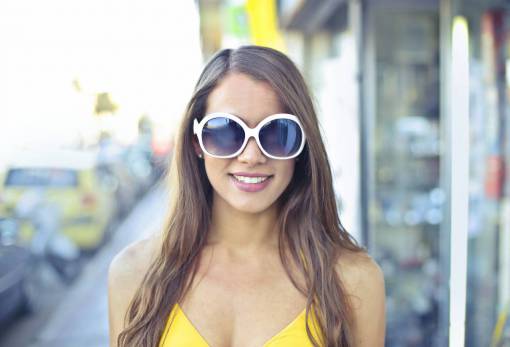 vestido de mujer mujer gafas de sol sonrisa vestido amarillo moda niña