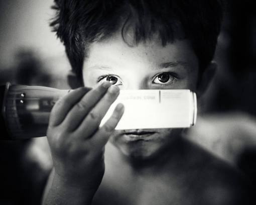 linterna niño blanco y negro niño niño linterna mano brillante