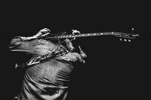 guia gente en blanco y negro músico guitarrista rock banda música