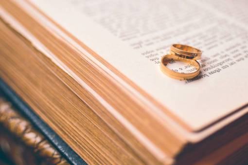 anillo libro leyendo anillos de oro