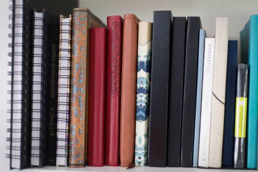cuaderno estante de libros libro cuaderno pared columna vertebral estantería