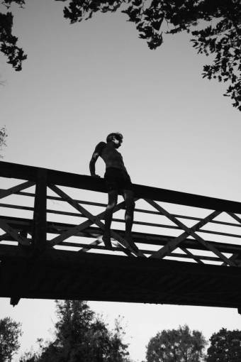 salta puente infraestructura árboles plantas naturaleza al aire libre gente