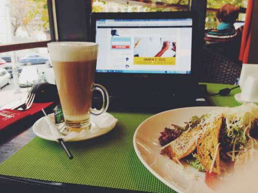 procesador café almuerzo café laptop comida latte