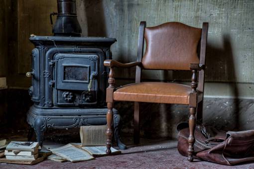 silla silla papeles viejos libros lío cajón antiguo