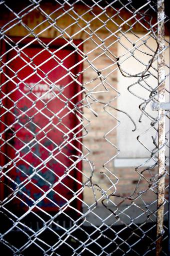 fences chicken  wire  fence  door  red  sign
