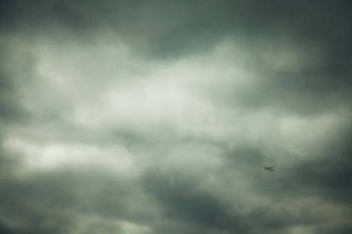 avion nubes cielo nublado tormenta gris avión viajes