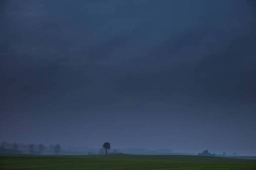 tarde noche oscura tarde nubes de tormenta campo nublado