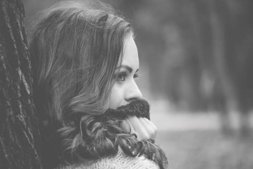 pensando niña sola pensando en blanco y negro mujer cabello