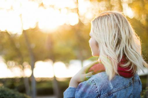 niña mujer rubia gente mirando pensando sol