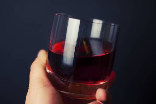 vaso de vidrio mano de bebida de jugo de vidrio