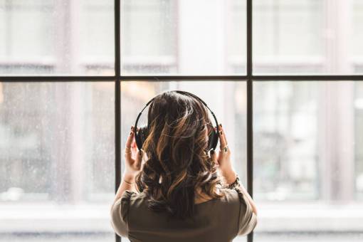 auriculares pared de vidrio gente mujer niña cabello auriculares
