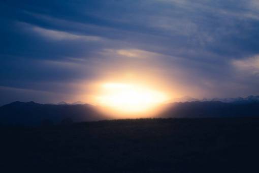 puesta del sol montaña de las tierras altas oscuro atardecer amanecer luz del sol nubes