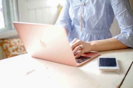 reloj ordenador portátil escribiendo mujer trabajando desarrollador diseñador tecnología