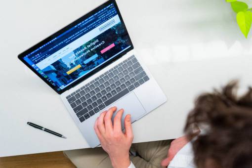 desarrollo portátil escribiendo trabajo desarrollador diseñador macbook negocio