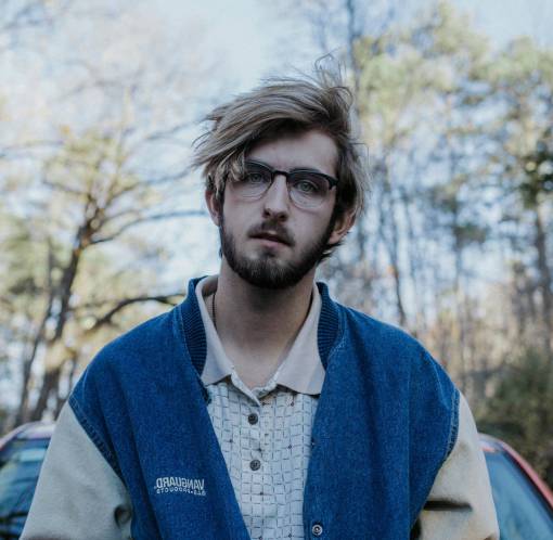 hombre chico masculino modelo de moda anteojos árboles