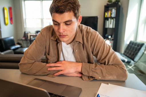 desarrollo hombre pensando desconcertado empresario persona concepto preocupación