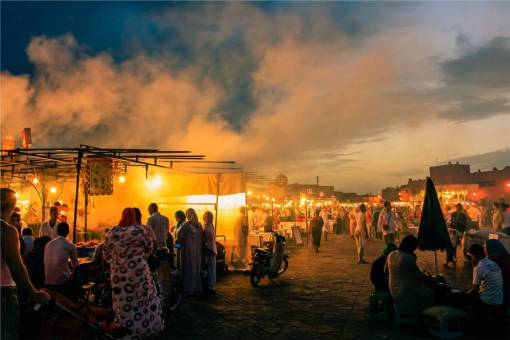 market  bazaar  people  crowd  night  evening  lights
