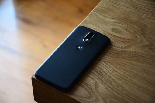 telefono celular cámara de celular móvil mesa de madera luz negra