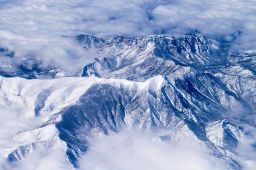 vista aerea montaña naturaleza paisaje nieve niebla nubes vista superior
