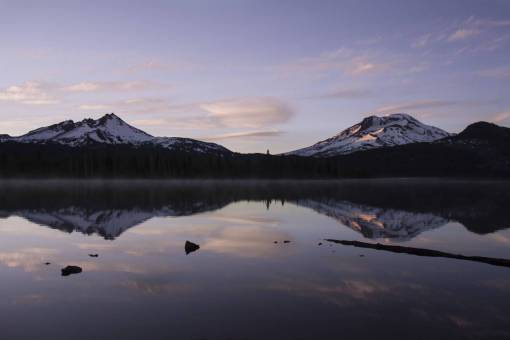 paisaje de nieve montañas lago paisaje nubes montaña reflexión agua