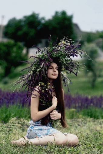 dama naturaleza hierba plantas flores violeta púrpura gente
