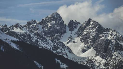 caminata naturaleza paisaje montaña nubes cielo viajes aventura