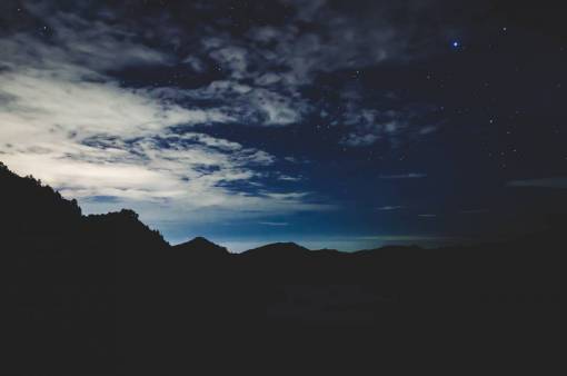 constelacion naturaleza paisaje montaña silueta nubes oscuras cielo