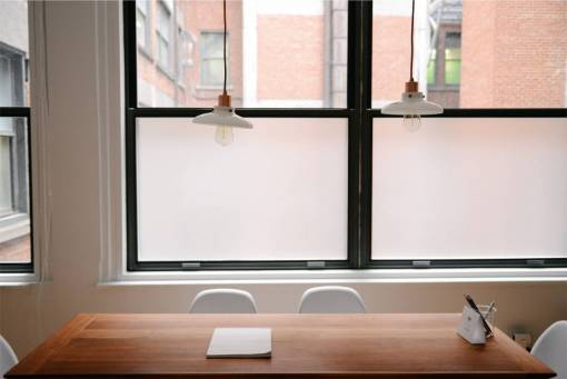 silla Bloc de notas mesa de papel sillas de madera luces ventanas