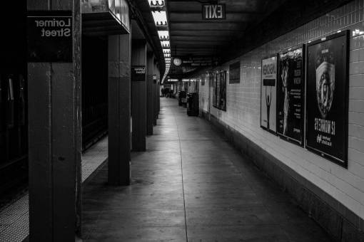 blanco y negro La plataforma de transporte subterráneo del metro de Nueva York urbano de la ciudad de Nueva York