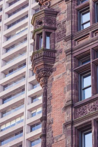 alto Fachada ornamentada edificio de la ciudad ventanas exteriores de ladrillo