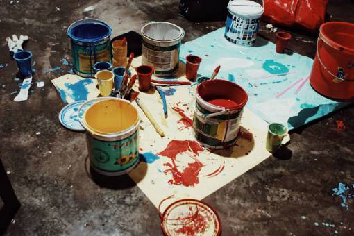 artista pintar tinas de arte amarillo rojo azul blanco