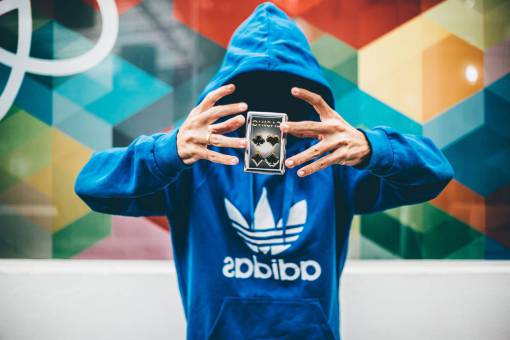 tarjeta gente hombre tarjetas anónimo chaqueta con capucha adidas