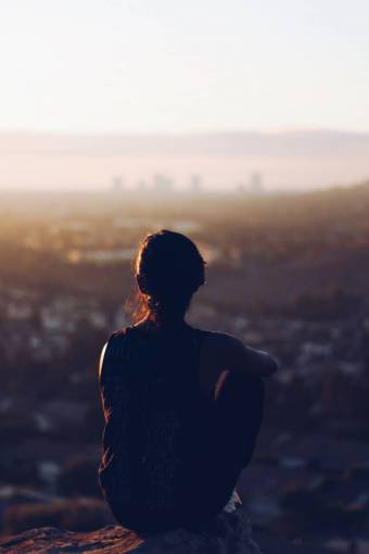 acantilado gente mujer frío relajarse viajes aventuras atardecer