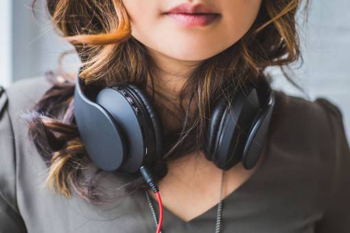 auriculares gente mujer auriculares música sonar cabello