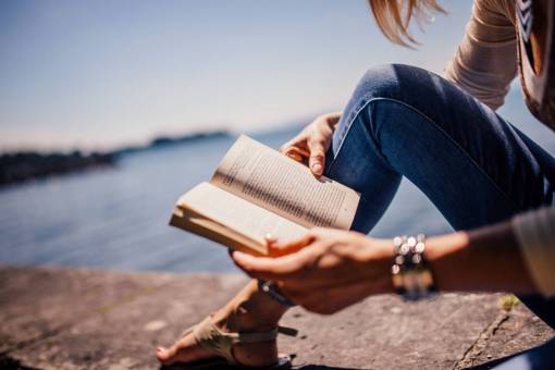 lectura libro de lectura niña mujer gente sol verano