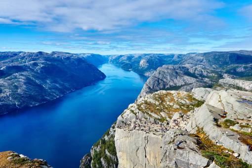 senderismo río agua cielo azul nubes montañas colinas