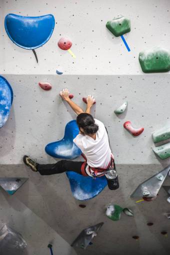 fitness pared de escalada en roca en el interior hombre persona escalador ejercicio