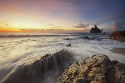 rocoso mar océano splash ondulaciones formación rocosa paisaje