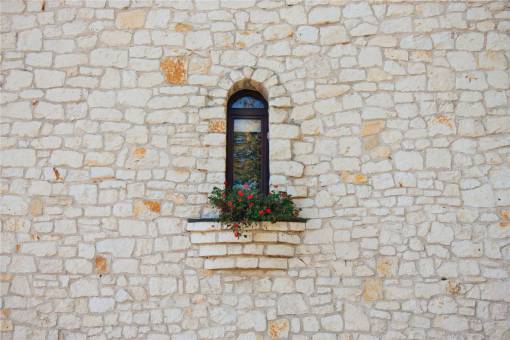 silla piedras pared ventana alféizar flores arquitectura
