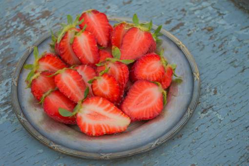 strawberries strawberry  rustic  bowl  food  fruit  table  wood