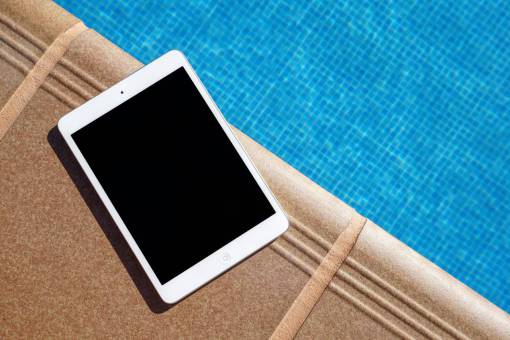 apple piscina agua tableta apple ipad gadget