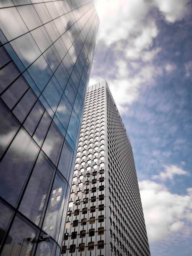 alto rascacielos altos edificios de la ciudad oficinas de negocios windows