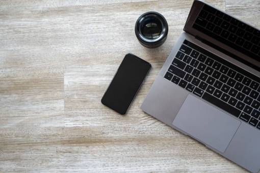 teclados espacio de trabajo superior oficina computadora teléfono inteligente tecnología negocio
