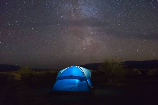 astrofotografia viaje aventura campamento tienda montaña nubes cielo