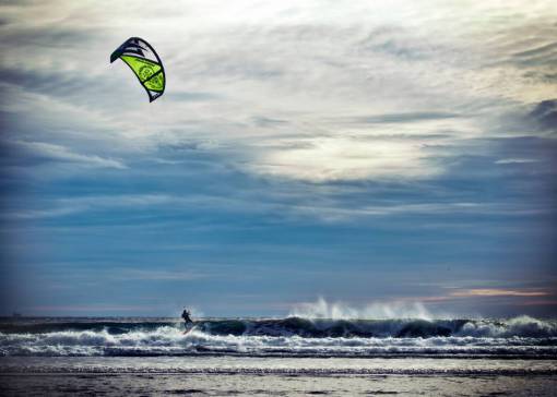 comet vacation  summer  beach  ocean  sea  waves  parasailing