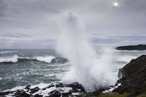 acantilado olas rompiendo rocas costa costa acantilado playa