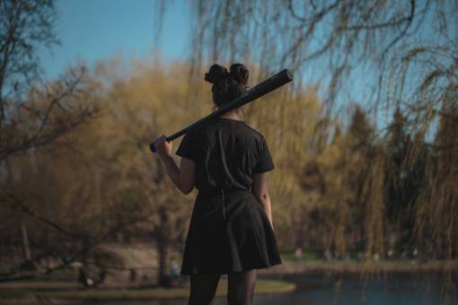 peligroso mujer bate de béisbol al aire libre naturaleza árboles escalofriante