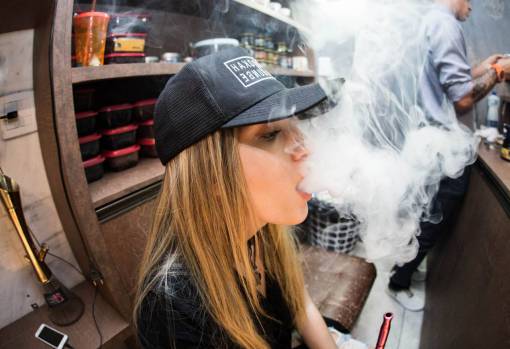 dama mujer niña dama gorra humo vape hombre